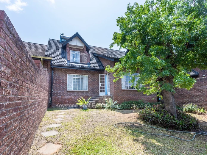 Charming 3-Bedroom Duplex Townhouse in Glen Lorne